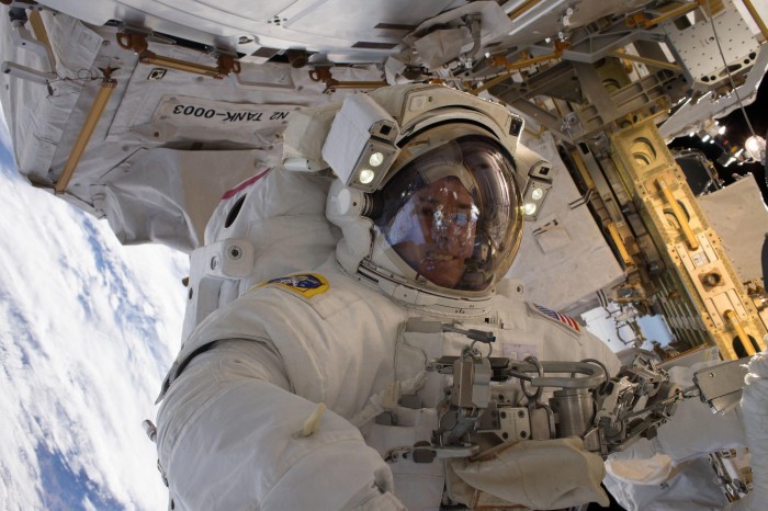 NASA太空人在最新一次太空行走中遭遇太空衣技術故障問題