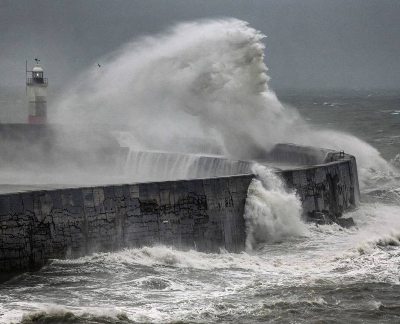 超狂暴風雨撲岸！攝影師從驚天巨浪「看到人臉」　驚喜：是海神波賽頓！