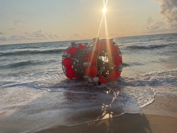 男子試圖乘坐自製「水艙氣泡」從佛羅里達州前往紐約 但被沖上岸