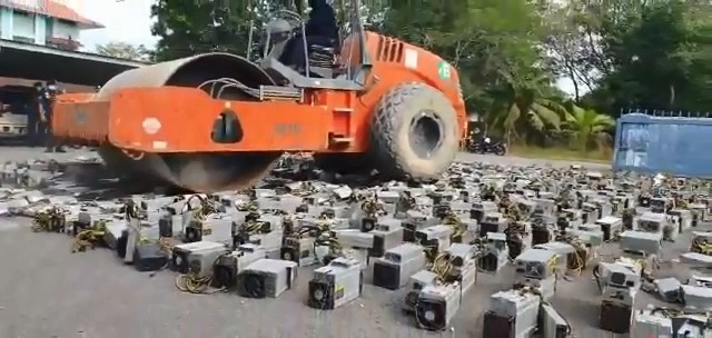 大快人心馬來西亞1000多台非法比特幣礦機被碾壓銷毀