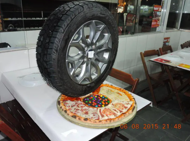 把義大利人搞瘋！　巴西披薩「超鬧搭配」掀熱議：輪胎到底怎麼吃？
