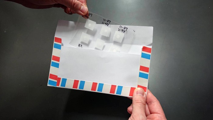 日本科學家嘗試將冷凍乾燥的老鼠精子通過明信片郵寄