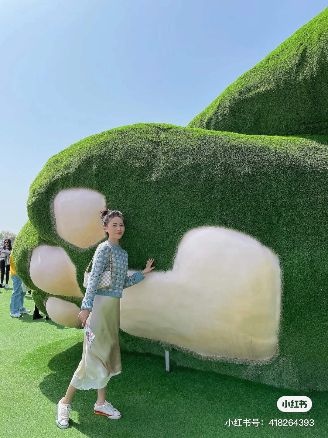 【海外】朝聖巨大貓咪！30米高沈睡「巨貓沙灘島」成話題　綠色「貓貓山丘」還能摸大肉球！