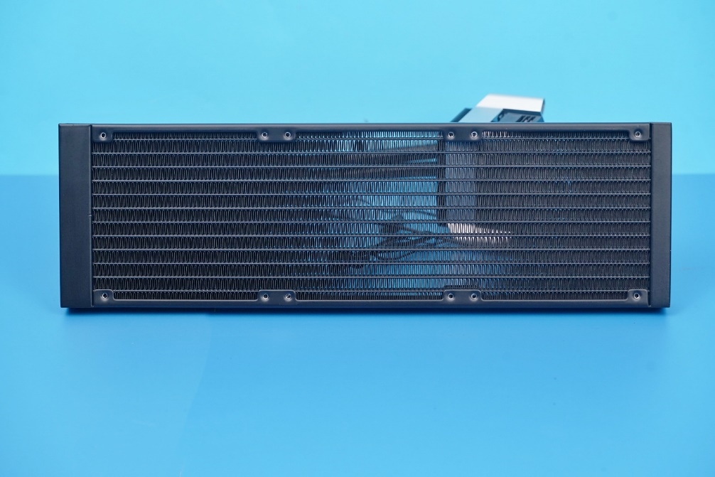 風冷與水冷優點集於一身 鑫谷昆侖KL-360 ARGB水冷散熱器評測：能給主板降溫