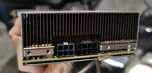 Intel VCA2視頻卡拆解：三顆至強、六條記憶體排排坐