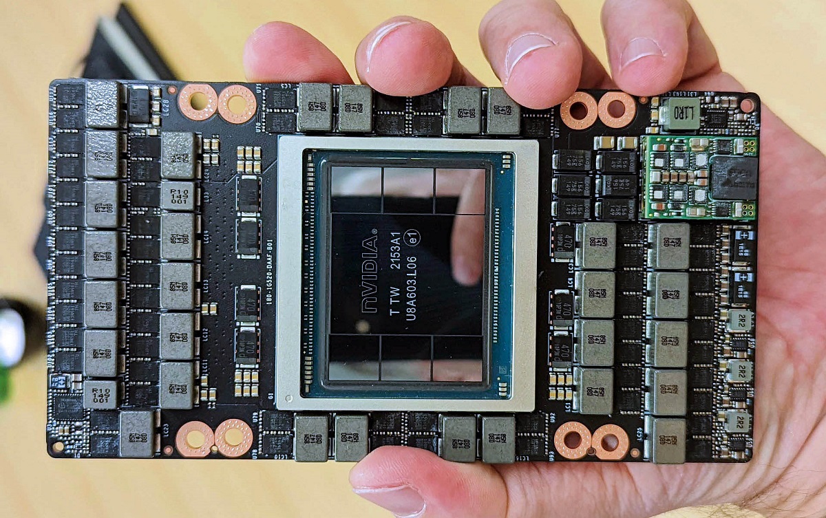 NVIDIA H100 SXM實物曝光：核心面積814mm²，80GB HBM3顯存