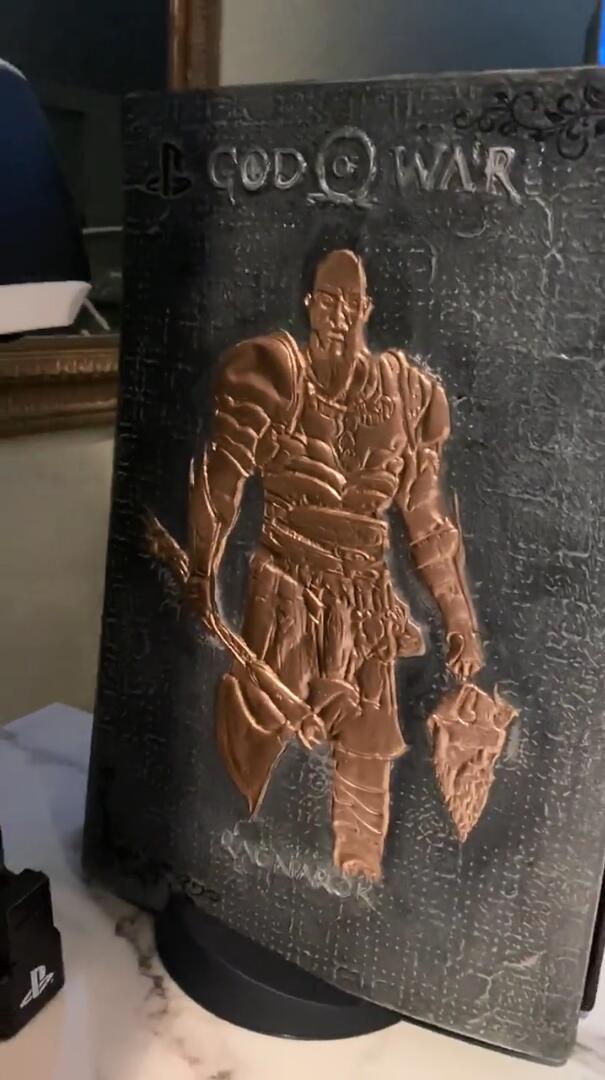 粉絲自製《戰神4》主題PS5浮雕外殼：獻給戰神總監