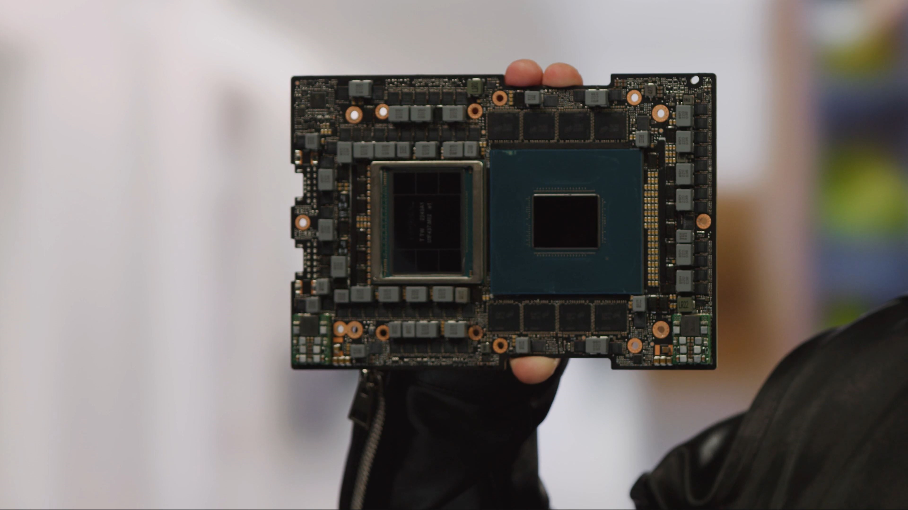 黃仁勛親手拿出CPU+GPU超級晶片 發布一年了 還是個PPT