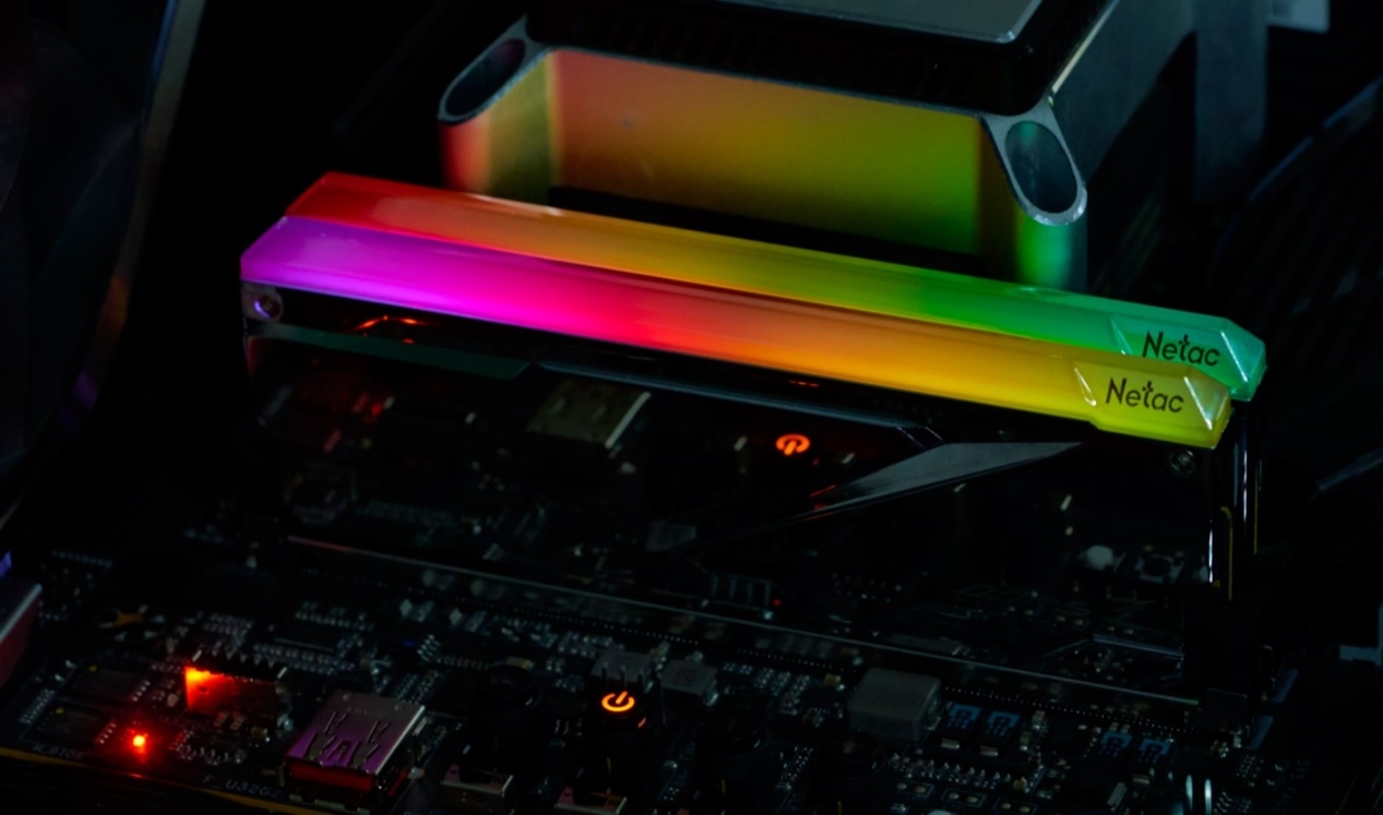 延遲低至55ns 朗科Z RGB DDR5-8000 16GB電鍍銀記憶體評測：只有競品一半的售價